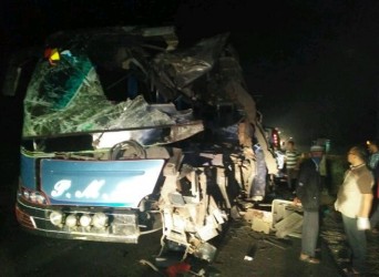 Tabrak Tronton Parkir di Rohil, 5 Penumpang Bus PMH Meninggal Dunia